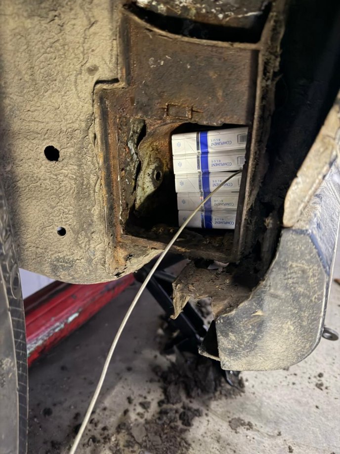 Чоловік позбувся автомобіля через виявлений у ньому тайник із сигаретами – 01