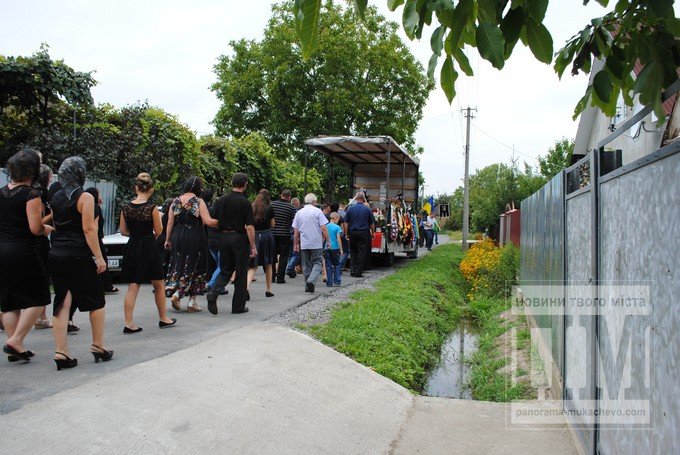 Клячаново у жалобі: односельчани прощались з Героєм, який загинув у зоні АТО (ФОТОРЕПОРТАЖ) – 13