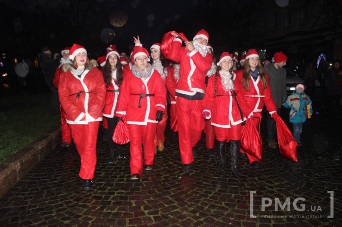 У Мукачеві засяяла головна новорічна ялинка міста – 02