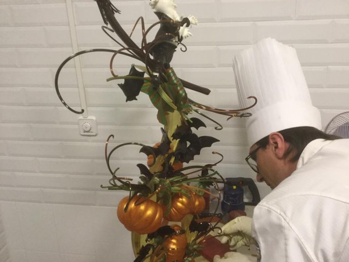 У соцмережі показали фото незвичного "привида" ужгородського ліхтарника – 01