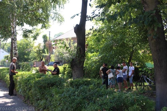 У центрі Виноградова прямо на вулиці повісився чоловік – 01