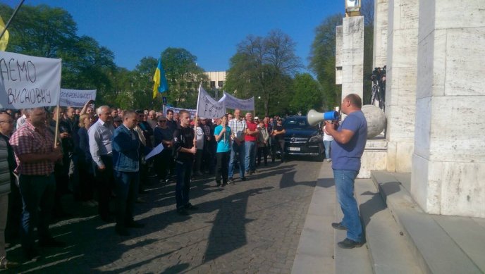 Під стінами Закарпатської ОДА зібрався мітинг. Люди викрикують звернення до Геннадія Москаля – 01