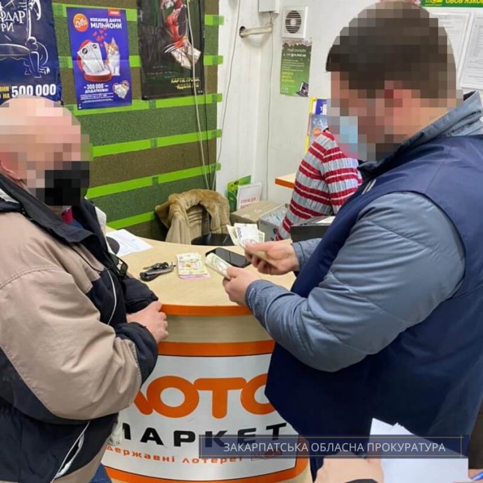 Вимагав 4 тисячі доларів: на Закарпатті викрили митника – 03