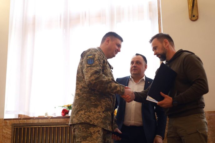 На сесії облради відзначили військових ЗСУ за зміцнення обороноздатності України – 02