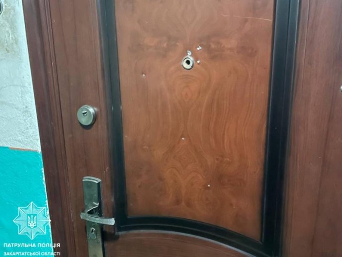 На Закарпатті чоловік влаштував стрілянину в під‘їзді будинку – 04 На Закарпатті чоловік влаштував стрілянину в під‘їзді будинку – 04