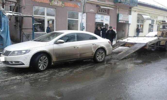 У центрі Ужгорода патрульні поліцейські евакуювали "оленя" – 01