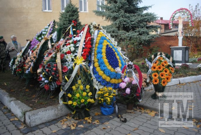 Сотні заплаканих очей провели в останню дорогу загиблого у зоні АТО мукачівця (ФОТОРЕПОРТАЖ) – 20
