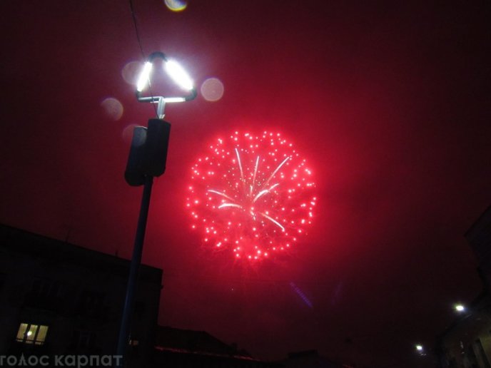 Зустріч Нового року в Мукачеві: бенгальські вогні, шампанське та феєрверк – 04