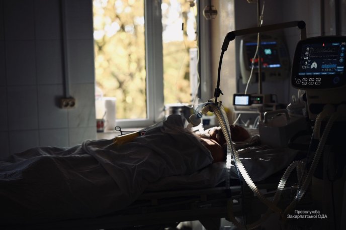 "Вакцинація чи реанімація?": у мережі оприлюднили фото з Центру легеневих хвороб в Ужгороді – 01