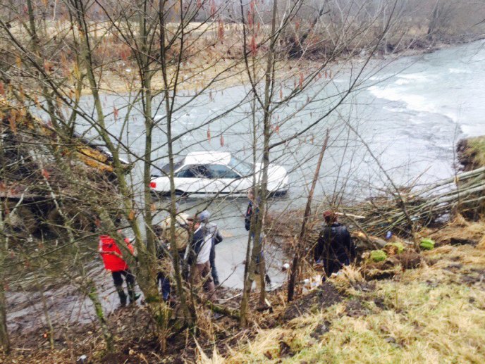 На Міжгірщині авто з трьома пасажирами і дитиною впало з мосту в річку – 02