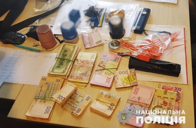 Поліція розповіла про злочинну схему працівників закарпатської митниці – 04