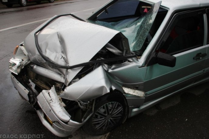 Мікроавтобус зіткнувся з легковиком: є постраждалі – 04