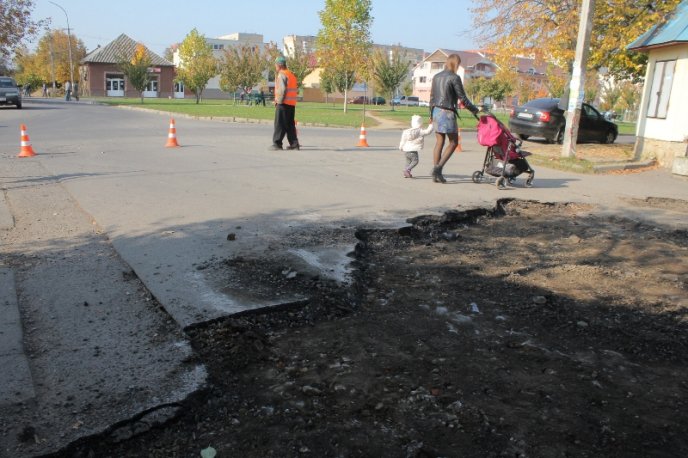 Вулицю у мікрорайоні Росвигово, через жахливий стан якої з неї вже навіть сміялись, таки відремонтують – 06