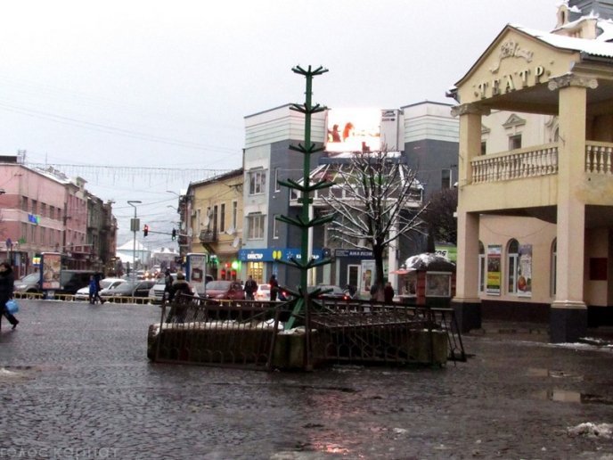 У Мукачеві почали встановлювати головну новорічну ялинку міста  – 05