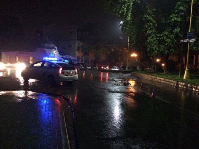 Біля ЗОШ №4 в Ужгороді авто збило хлопчика-велосипедиста: дитину забрала швидка – 04