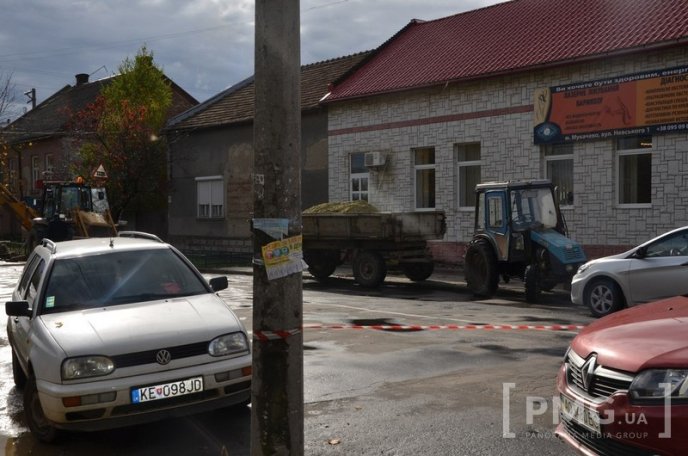 Вулицю Івана Франка у Мукачеві частково перекрили через прорив каналізації – 03