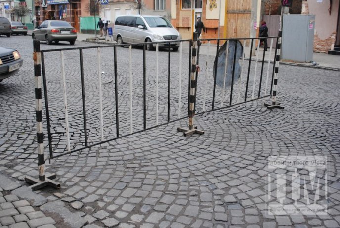 Мукачівcьким водіям перегороджують шлях до вулиці Пушкіна (ФОТО) – 03