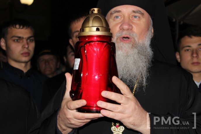 Мукачівці зустріли Благодатний Вогонь, який зійшов у Єрусалимі – 18