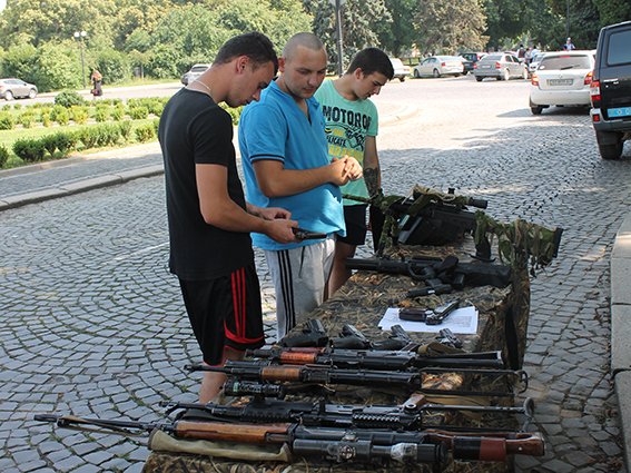 Закарпатські правоохоронці влаштували виставку зброї – 05