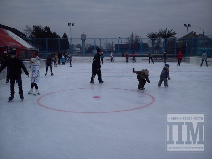 У Мукачеві льодова ковзанка прийняла перших відвідувачів (ФОТО, ВІДЕО) – 13