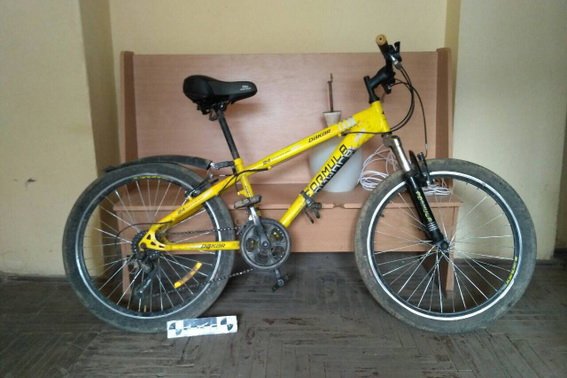 Нахабна крадіжка: чоловік сів на чужий велосипед і поїхав – 02