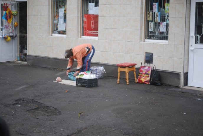 Стихійна торгівля в Мукачеві: влада бачить вибірково (ФОТОРЕПОРТАЖ) – 06