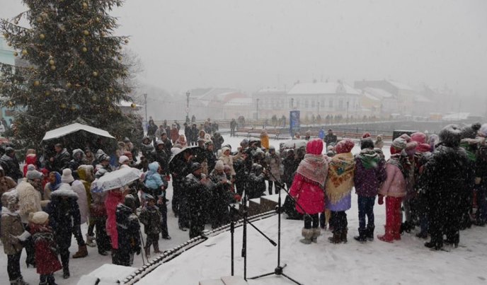 Хороводи, конкурси, подарунки: в Ужгороді відбувся святковий флешмоб "Колядуймо разом" – 02 Хороводи, конкурси, подарунки: в Ужгороді відбувся святковий флешмоб "Колядуймо разом" – 02