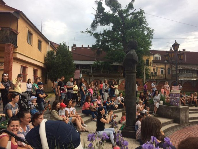 У центрі Мукачева влаштували циркове дійство – 01