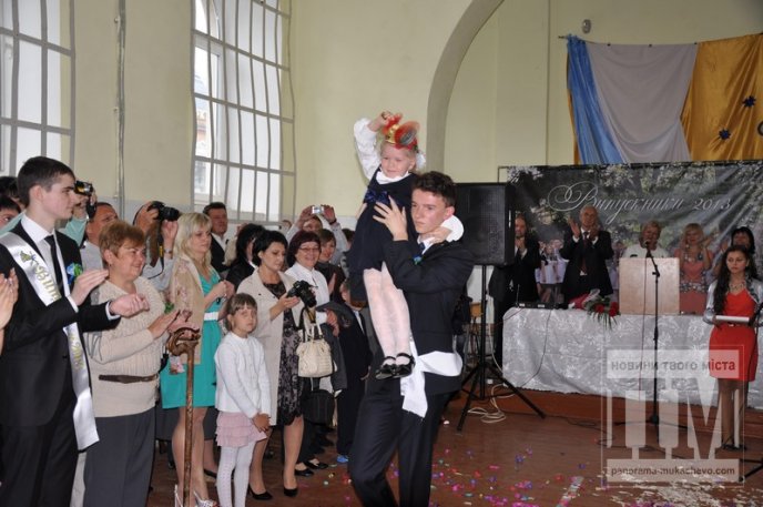 У мукачівській ЗОШ №20 відбулось свято "Останнього дзвоника" (ФОТО) – 25