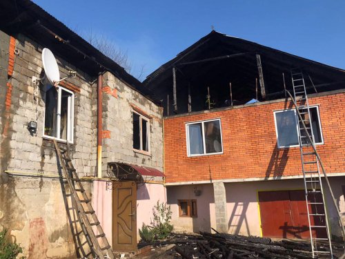 У Хусті горіли два сусідські будинки – 01