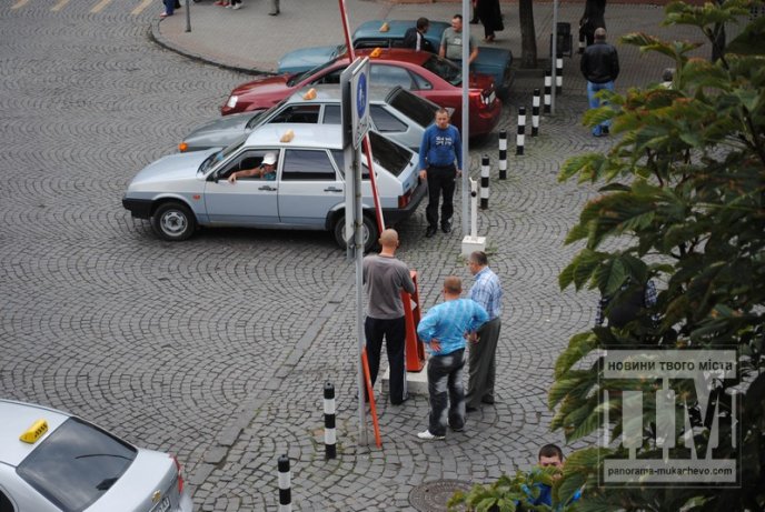 У центрі Мукачева вантажівка пошкодила шлагбаум (ФОТО) – 01