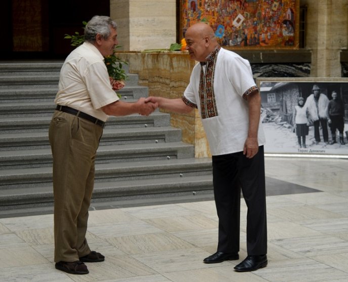 У фойє Закарпатської ОДА відкрили виставку художника Тараса Данилича – 01