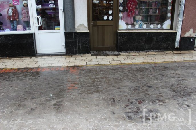 Одна з центральних вулиць Мукачева перетворилась на суцільну калюжу – 06