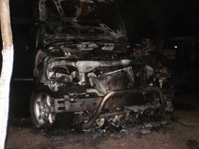 Джип "Мерседес" в Ужгороді могли підпалити, поліція відкрила кримінальну справу – 02