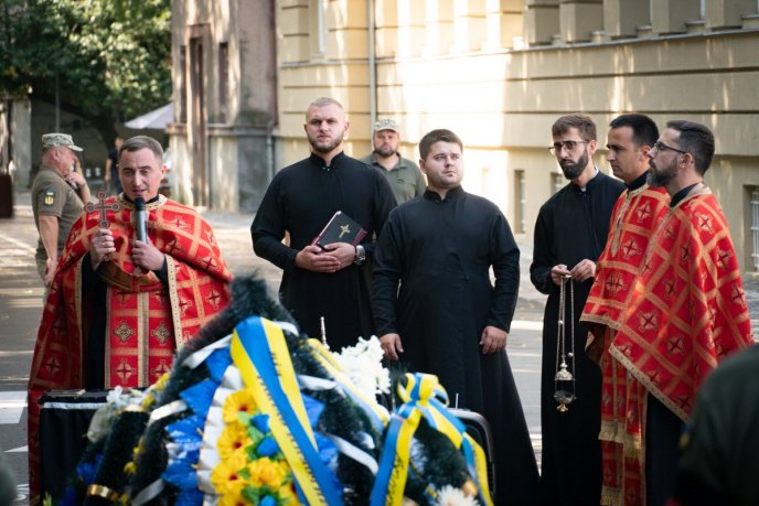 Ужгород попрощався з Героєм, який загинув, захищаючи рідну країну – 05