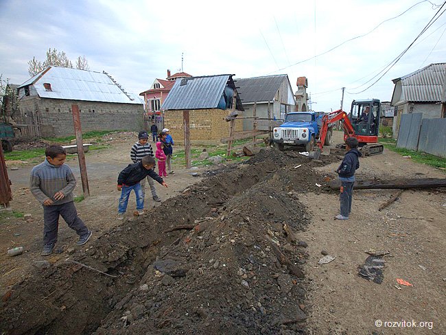 Мукачівські роми самотужки почали прокладати водогін на території поселення (ФОТО) – 02