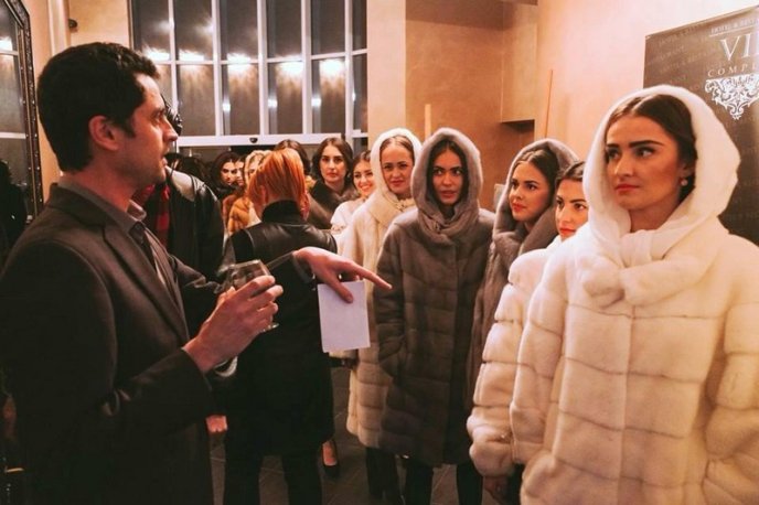 Відомі дизайнери з Києва, Львова та Ужгорода приїхали у невеличке закарпатське містечко, аби допомогти хворій дівчині (ФОТО) – 11