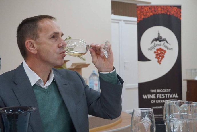 Професійні сомельє обирали найкращі вина фестивалю «Червене вино-2020» – 08