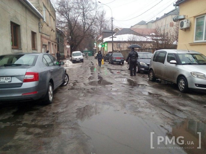 У Мукачеві тротуари та вулиці залиті водою, подекуди суцільний лід – 08