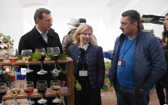 Гості фестивалю «Закарпатському Божоле» дегустують вина у підвалах «Совиного гнізда» – 02