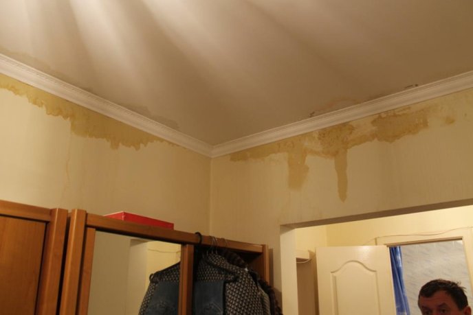 Мешканці мукачівської багатоповерхівки по вулиці Гойди кожну зливу зустрічають з тазиками та відрами (ФОТО)  – 12