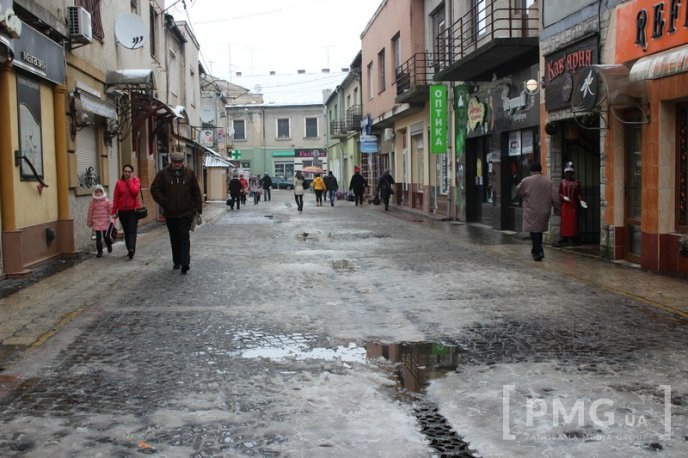 Одна з центральних вулиць Мукачева перетворилась на суцільну калюжу – 21