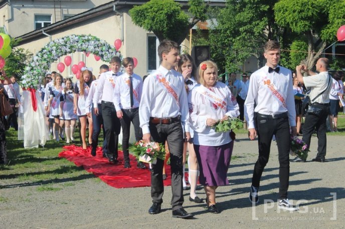 У Мукачівській ЗОШ №11 урочисто відзначили свято останнього дзвоника – 16 У Мукачівській ЗОШ №11 урочисто відзначили свято останнього дзвоника – 16