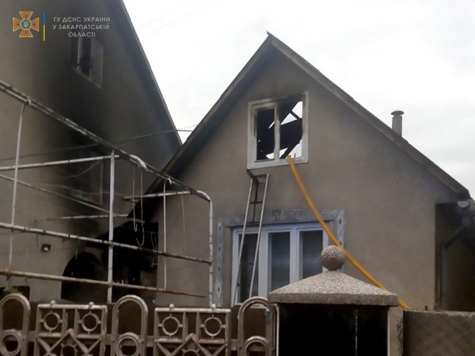 Прокинулась від звуку вибуху: рятувальники розповіли, що сталось в закарпатському селі – 03