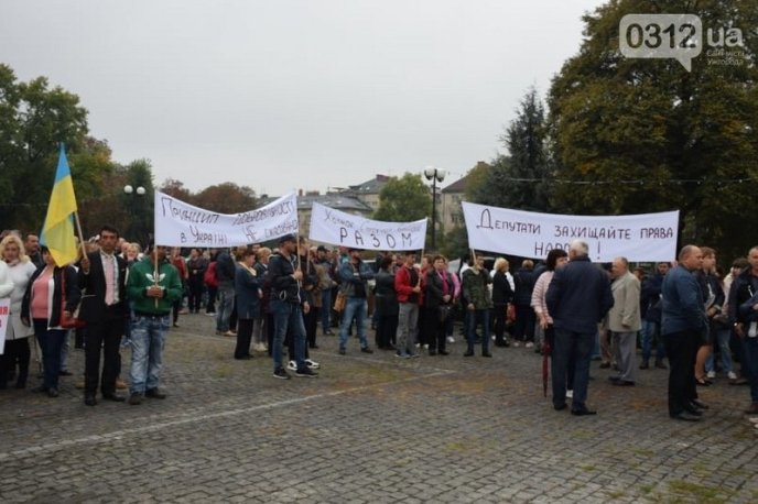 В Ужгороді сотні людей мітингують під стінами Закарпатської облради – 06