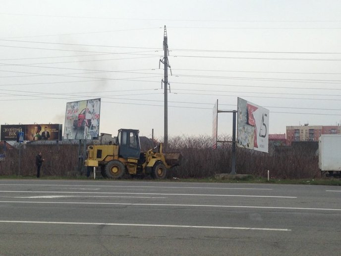 У Мукачеві демонтували незаконно встановлені білборди – 01 У Мукачеві демонтували незаконно встановлені білборди – 01