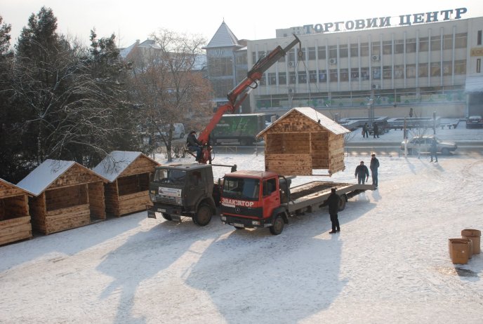 В Іршаві демонтують головну ялинку міста та новорічні атрибути на центральній площі – 03