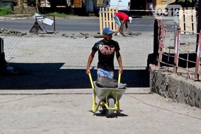 Чому ремонт на вулиці Антонівській в Ужгороді досі не завершили – 06