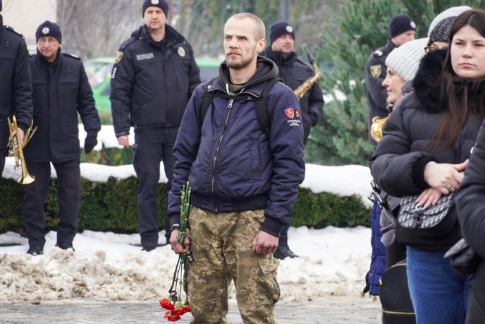Поховали військового, який захищав Україну з перших днів повномасштабного вторгнення – 03
