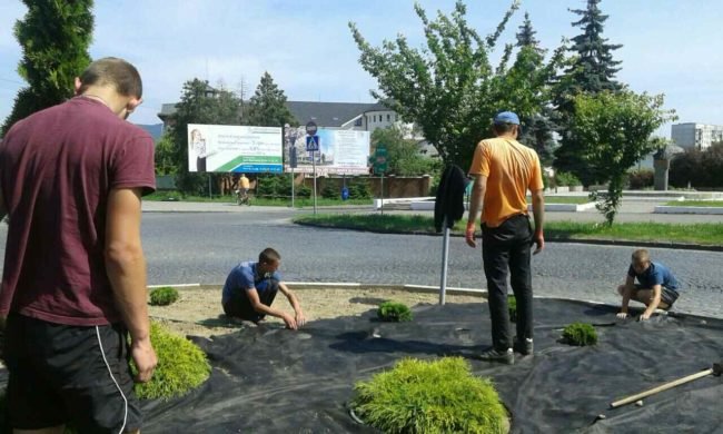 У Мукачеві облагородили кільцеву розв’язку – 09